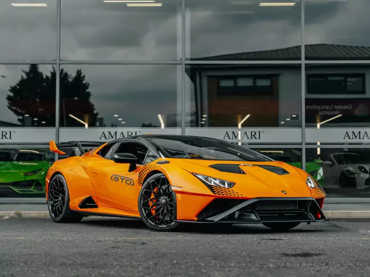 Lamborghini Huracán STO (LP640-2) painted in Arancio Borealis and Nero Noctis