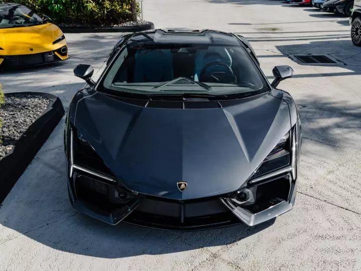 Lamborghini Revuelto painted in Grigio Crater