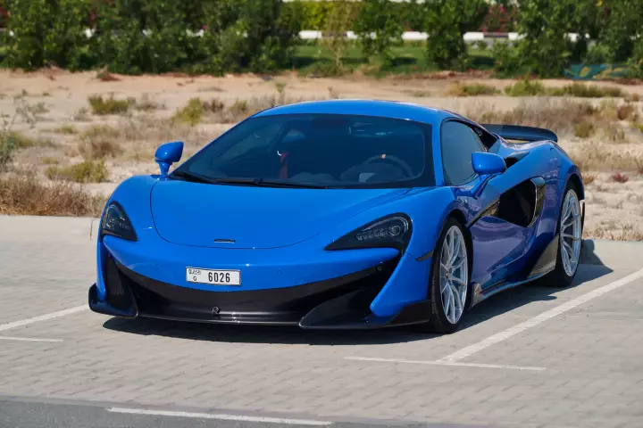 McLaren 600LT painted in Paris Blue