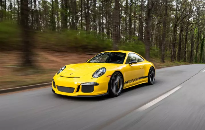 Porsche 911 R (991) painted in Racing Yellow