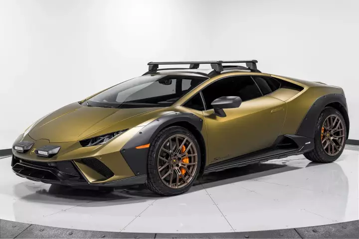 Lamborghini Huracán Sterrato painted in Verde Gea