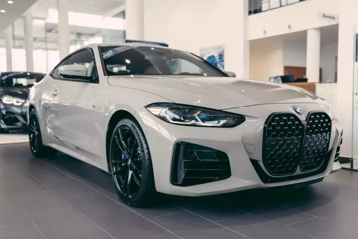 BMW 4 Series (G22) painted in Fashion Grey