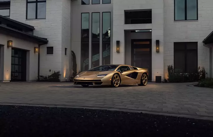 Lamborghini Countach LPI 800-4 (LP112) painted in Oro Elios