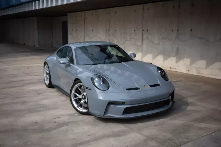 Porsche 911 GT3 Touring (992.1) painted in Arctic Grey