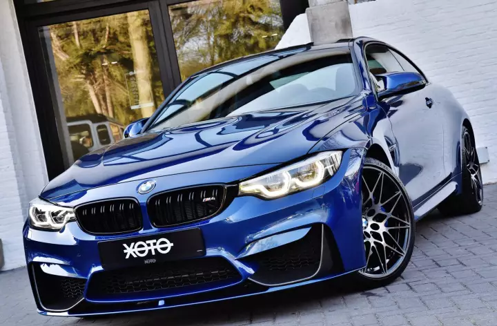 BMW M4 (F82) painted in Avus Blue