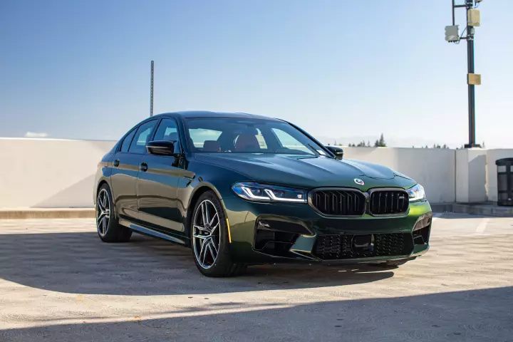 BMW M5 (F90) painted in Sanremo Green