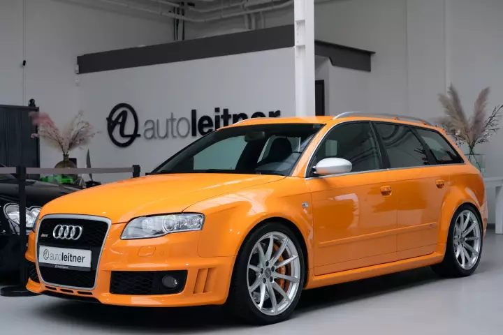 Audi RS4 Avant (B7) painted in Glut Orange