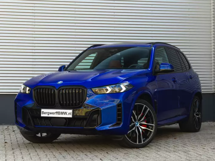 BMW X5 (G05 LCI) painted in San Marino Blue