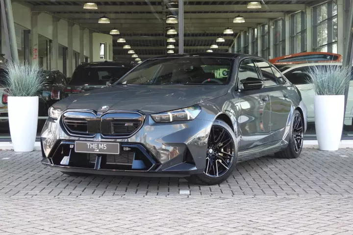 BMW M5 (G90) painted in Dravit Grey
