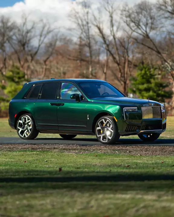Rolls-Royce Cullinan painted in Dark Emerald