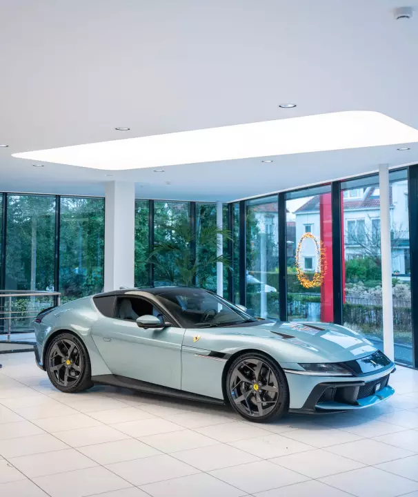 Ferrari 12Cilindri painted in Celeste Trevi and Nero DS