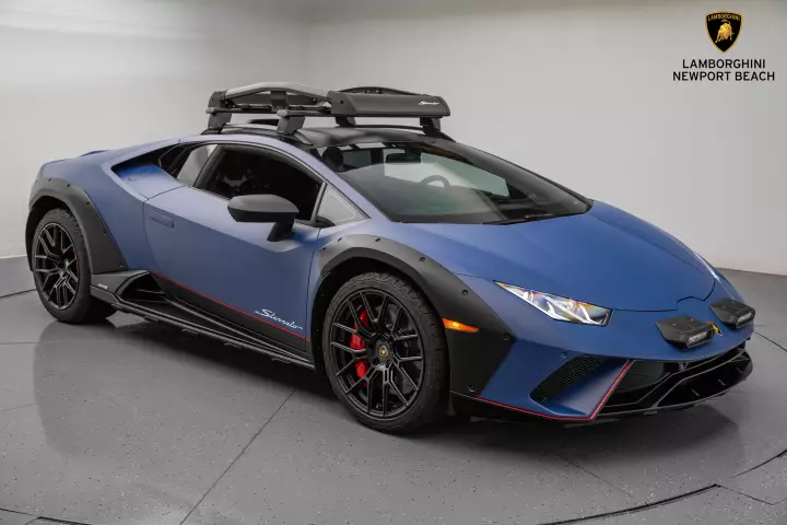 Lamborghini Huracán Sterrato painted in Blu Grifo