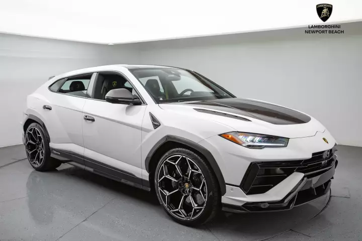 Lamborghini Urus Performante painted in Bianco Monocerus