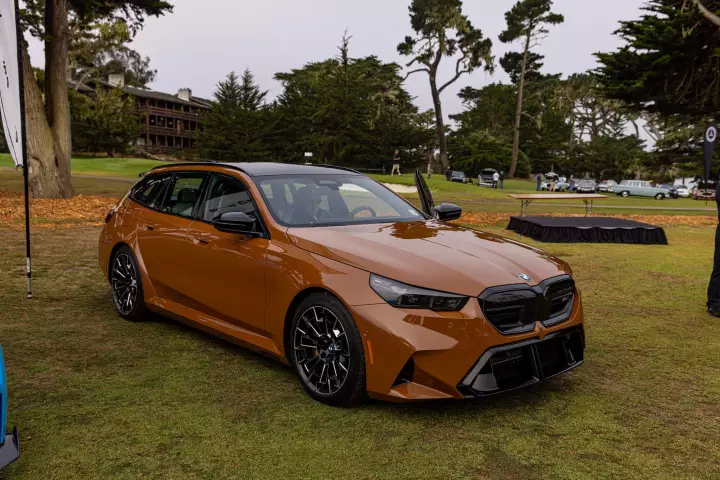 BMW M5 Touring (G99) painted in Sepia Brown II