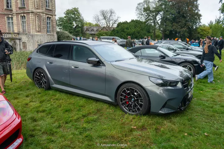 BMW M5 Touring (G99) painted in Stratus Grey