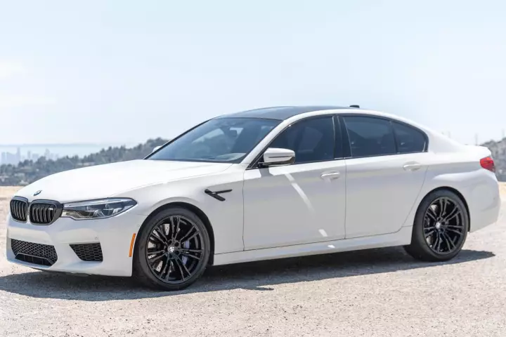 BMW M5 (F90) painted in Alpine White III