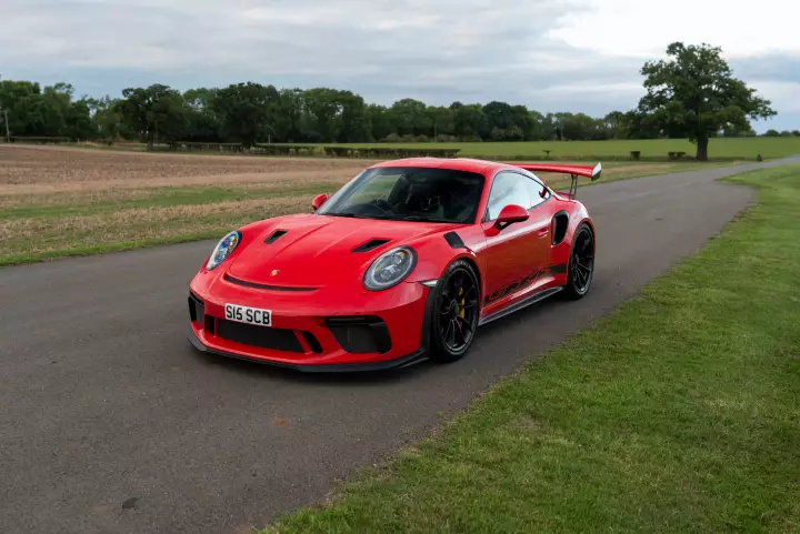 Porsche 911 GT3 RS (991.2) painted in Guards Red