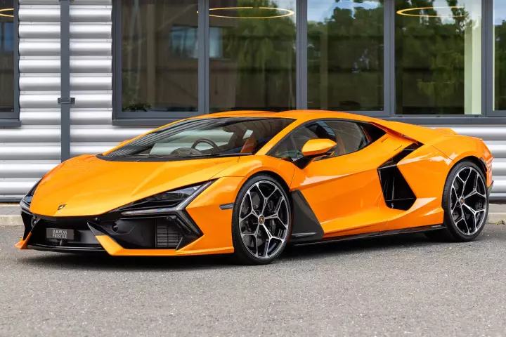 Lamborghini Revuelto painted in Arancio Alberich