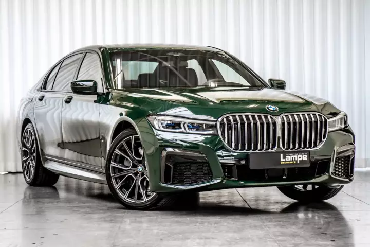 BMW 7 Series (G11) painted in British Racing Green