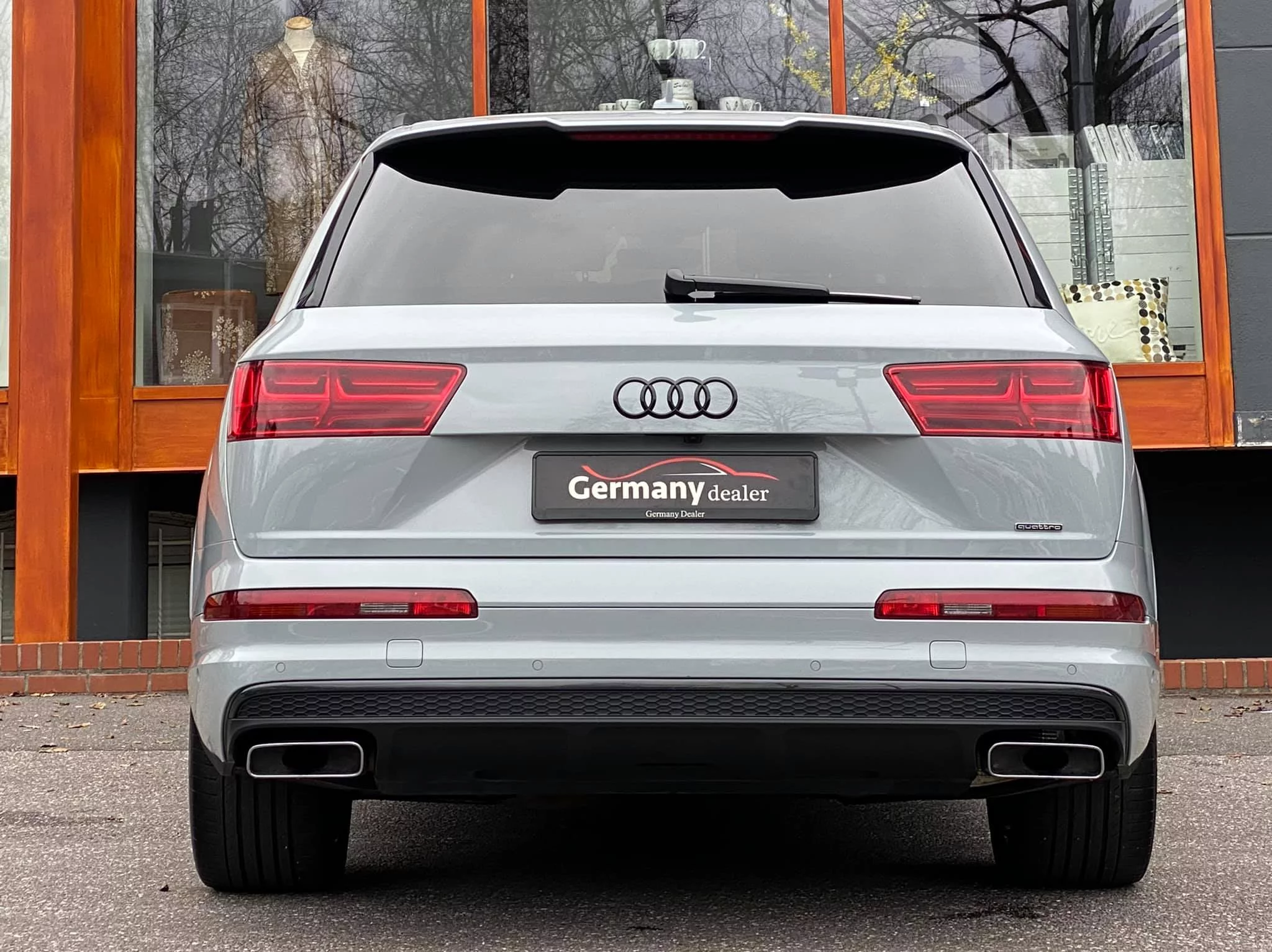 Arrow Grey Audi Q7