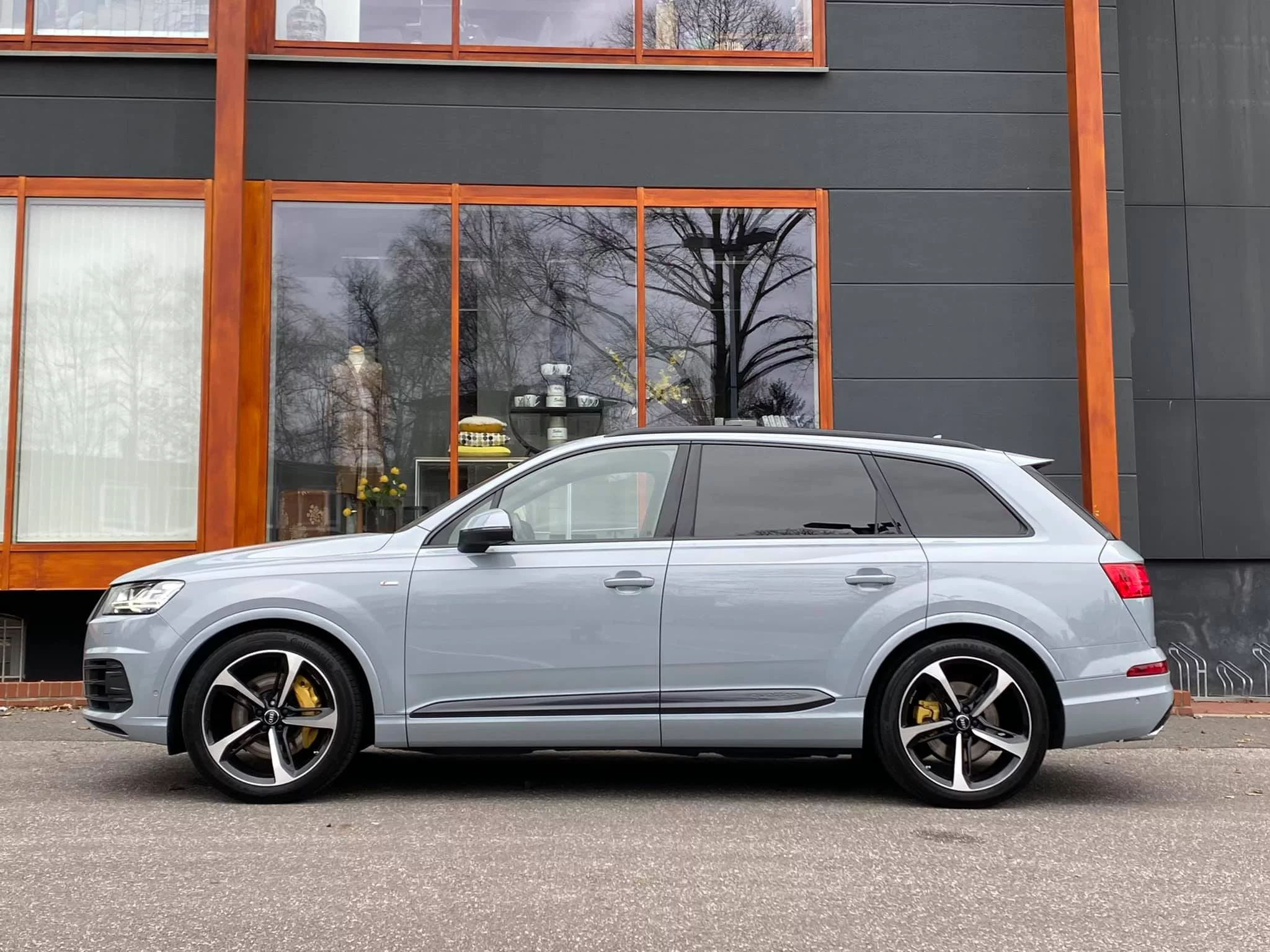 Arrow Grey Audi Q7