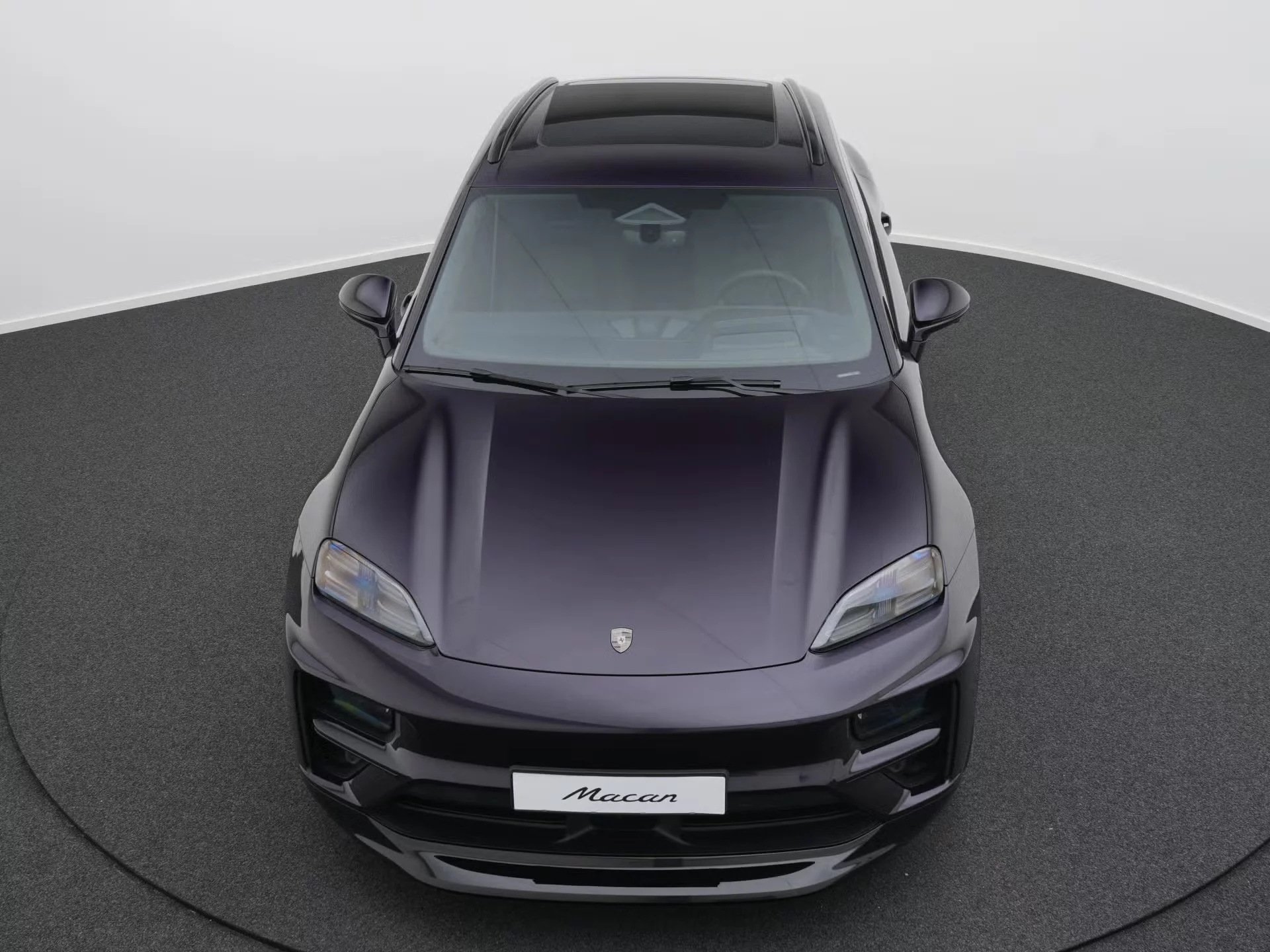 Viola Metallic Porsche Macan Electric