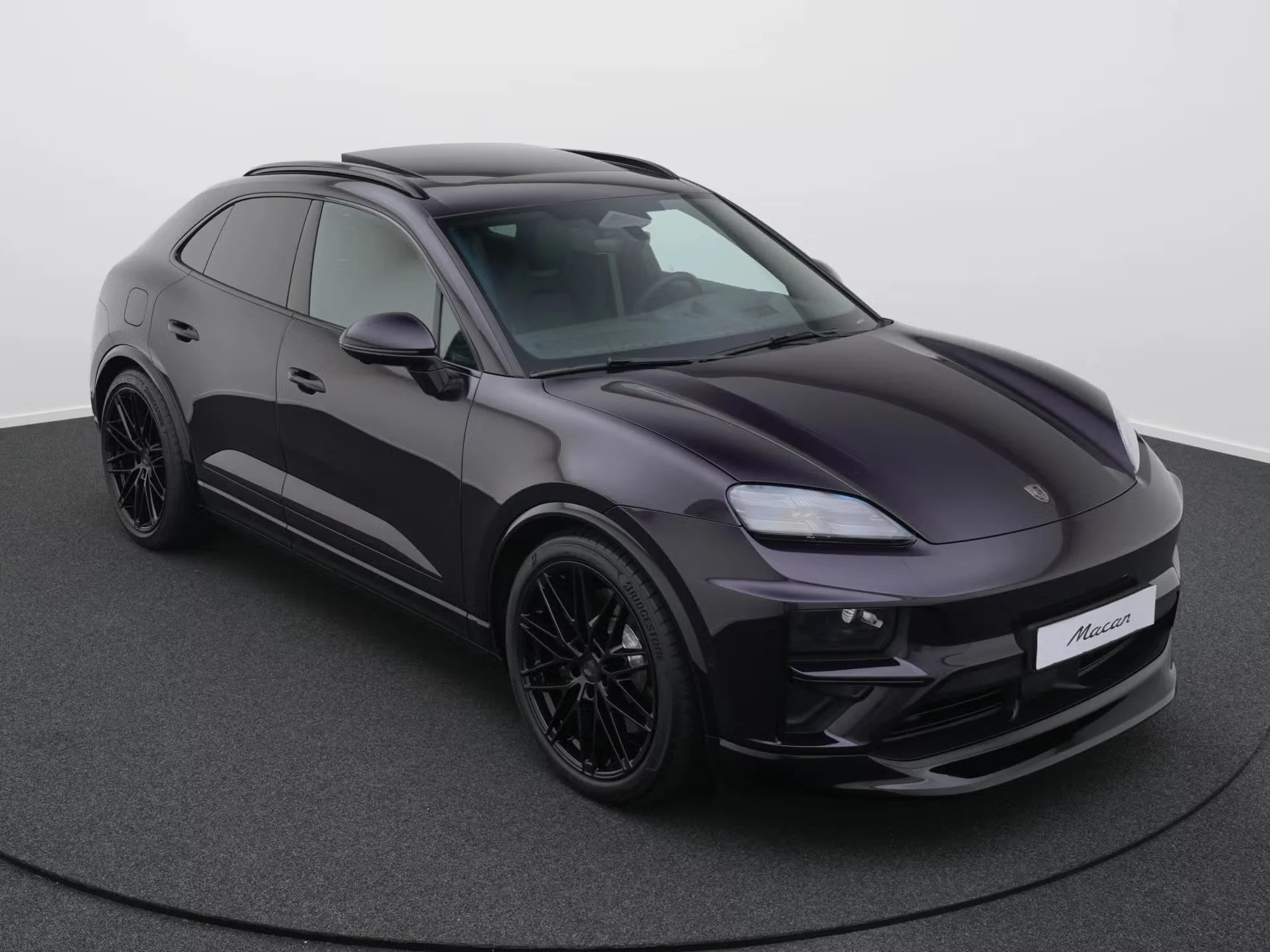 Viola Metallic Porsche Macan Electric