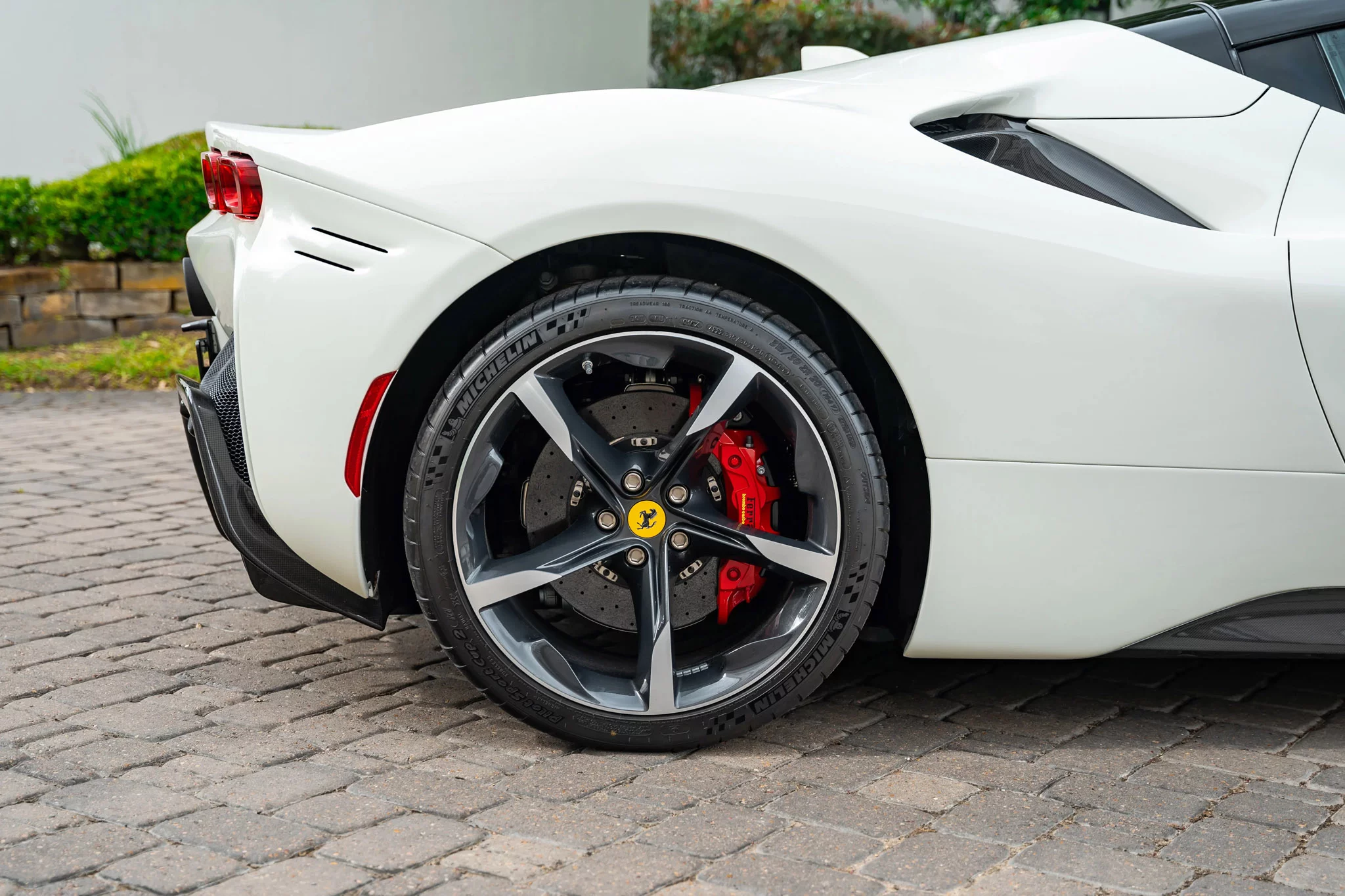 Bianco Avus Ferrari SF90