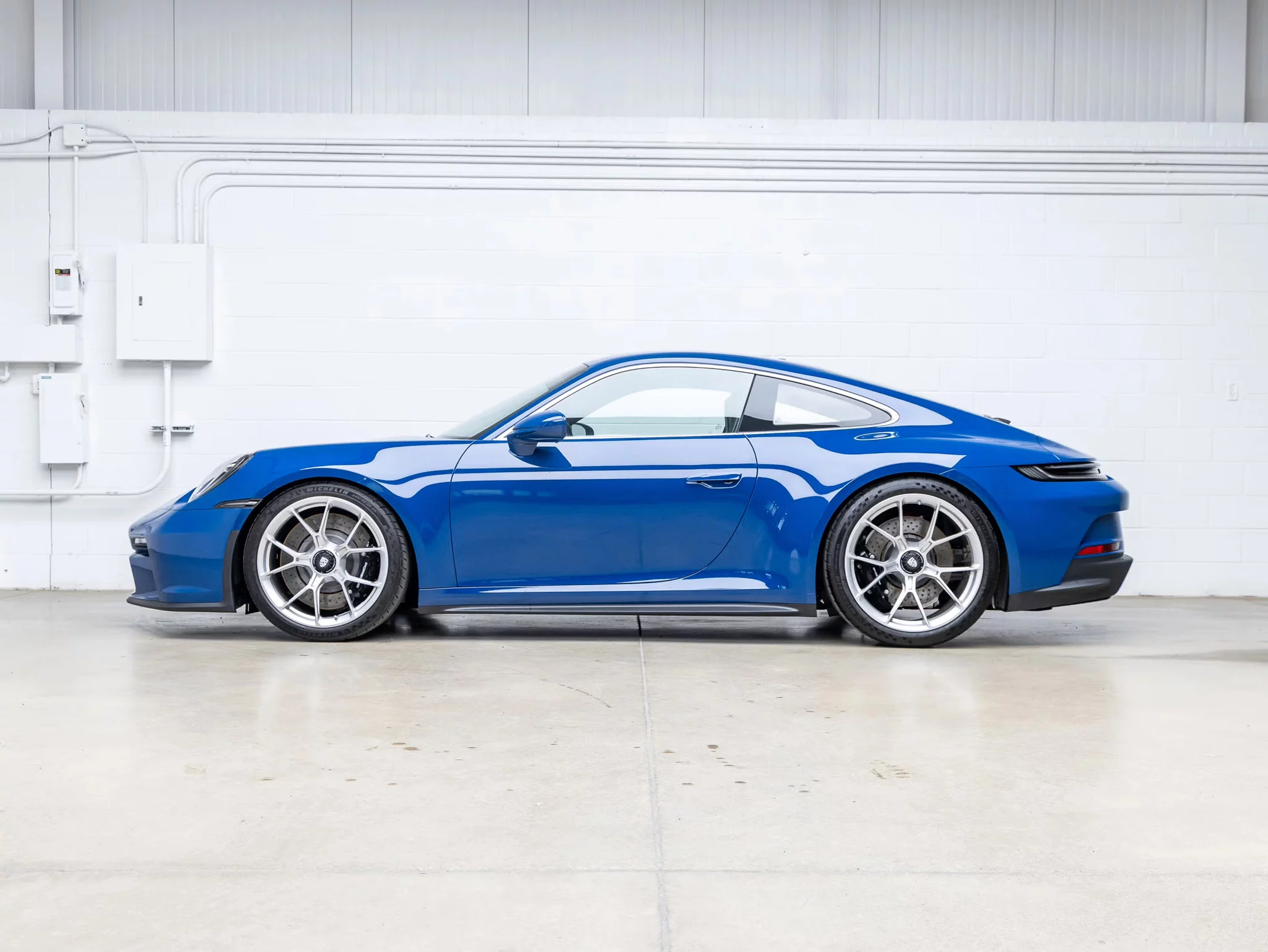 Pantone 296C Porsche 911 GT3
