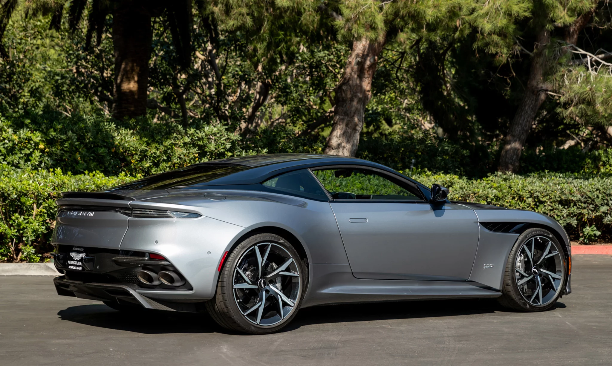 Grigio Titanio Aston Martin DBS