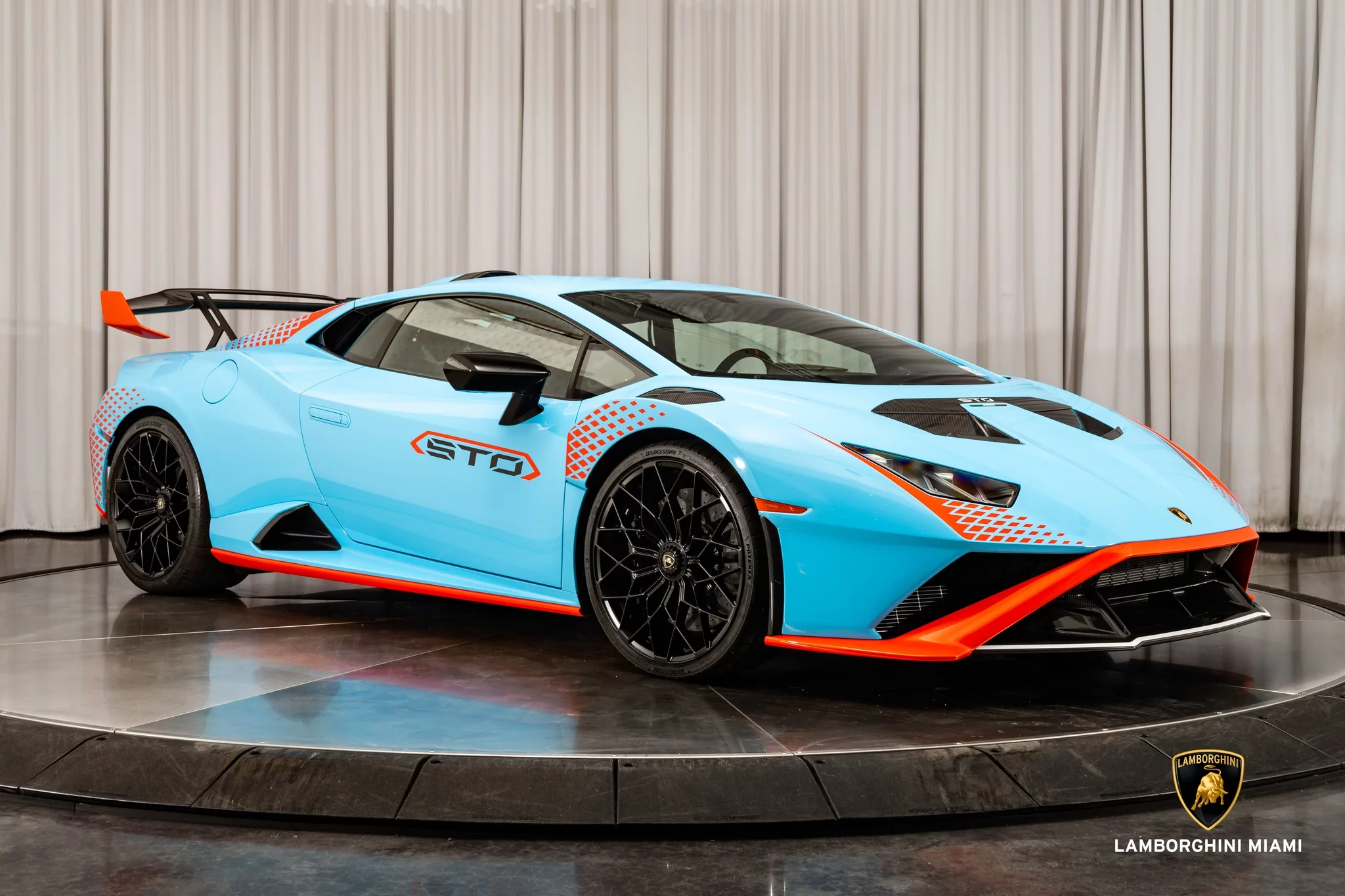 Blu Laufey Lamborghini Huracán