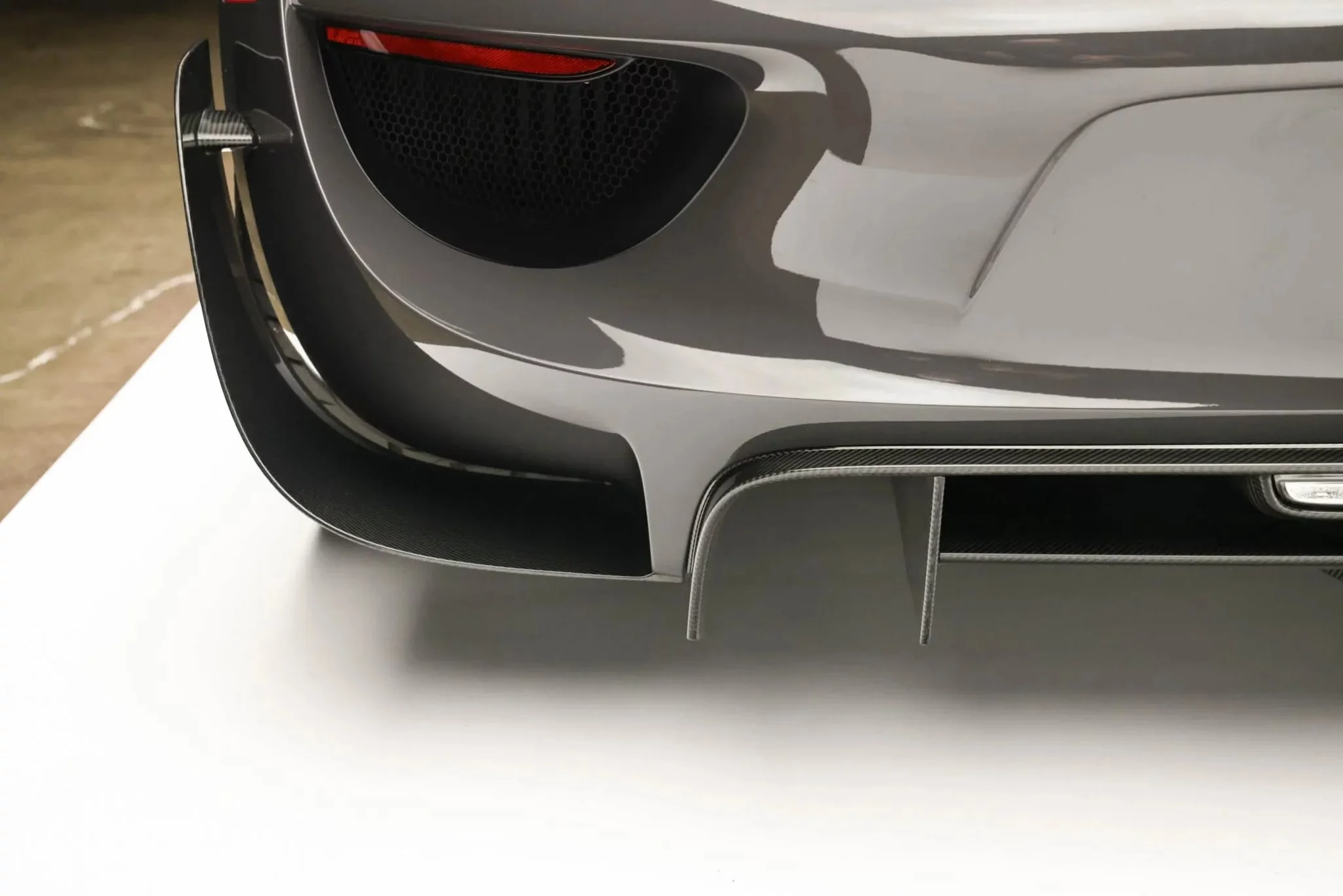 Grey Black Porsche 918 Spyder