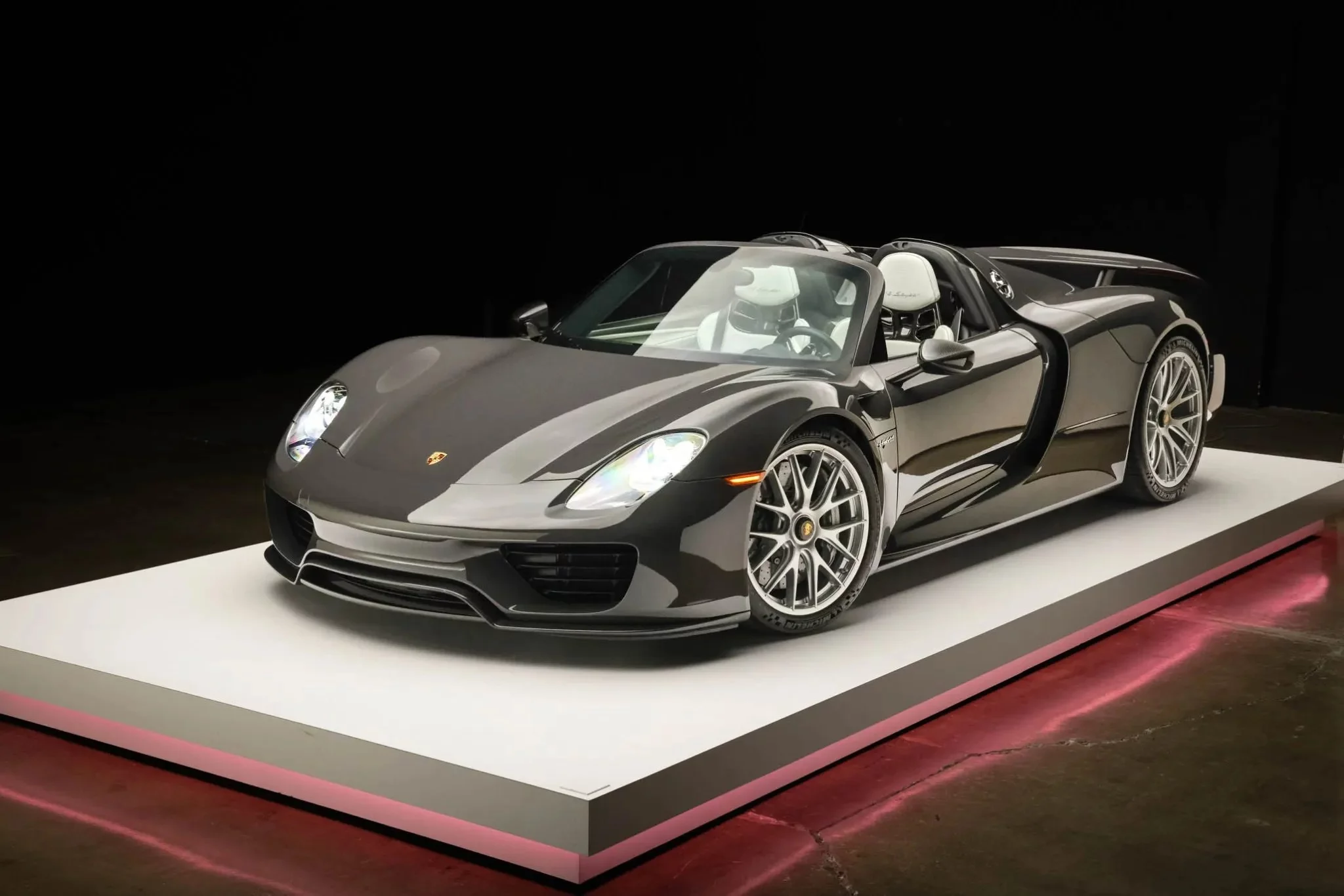 Grey Black Porsche 918 Spyder