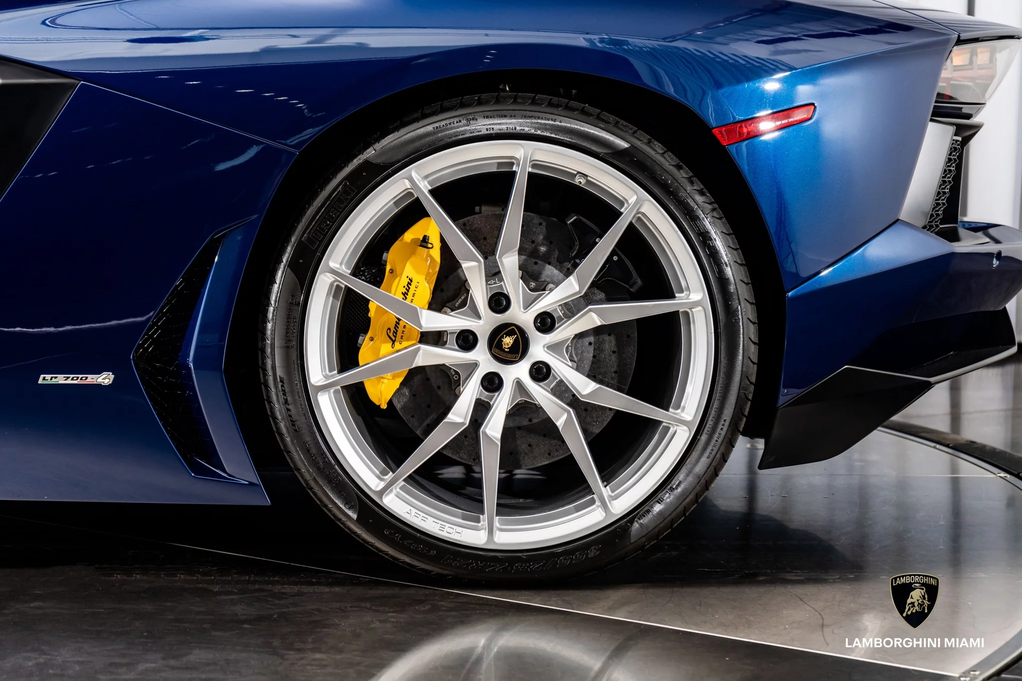 Blu Hera Lamborghini Aventador