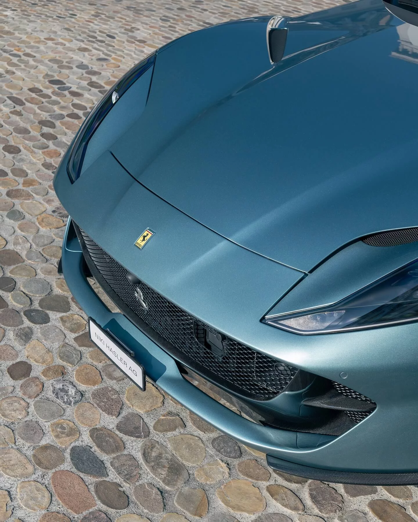 Celeste Ferrari 812