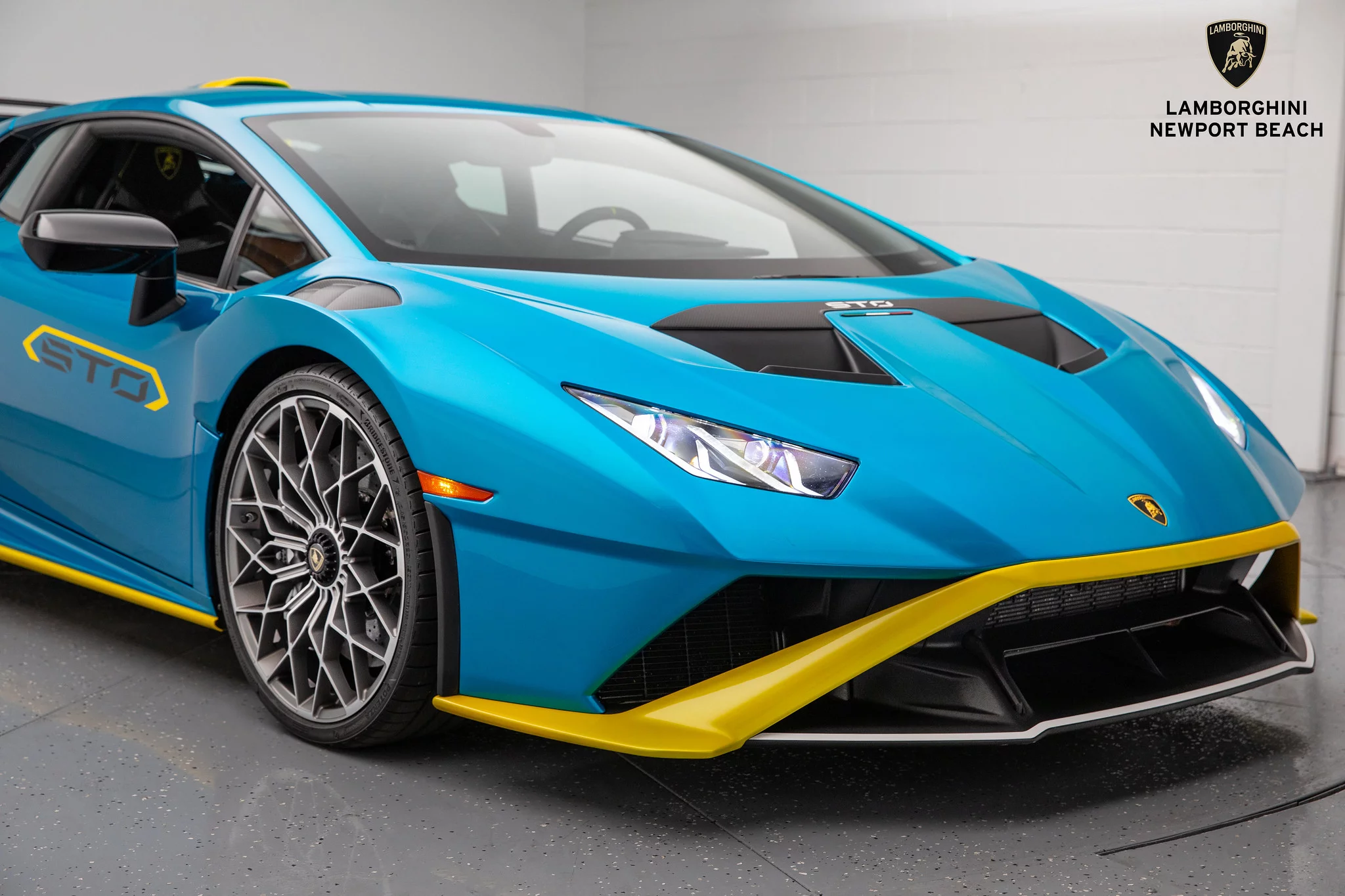 Blu Uranus Lamborghini Huracán