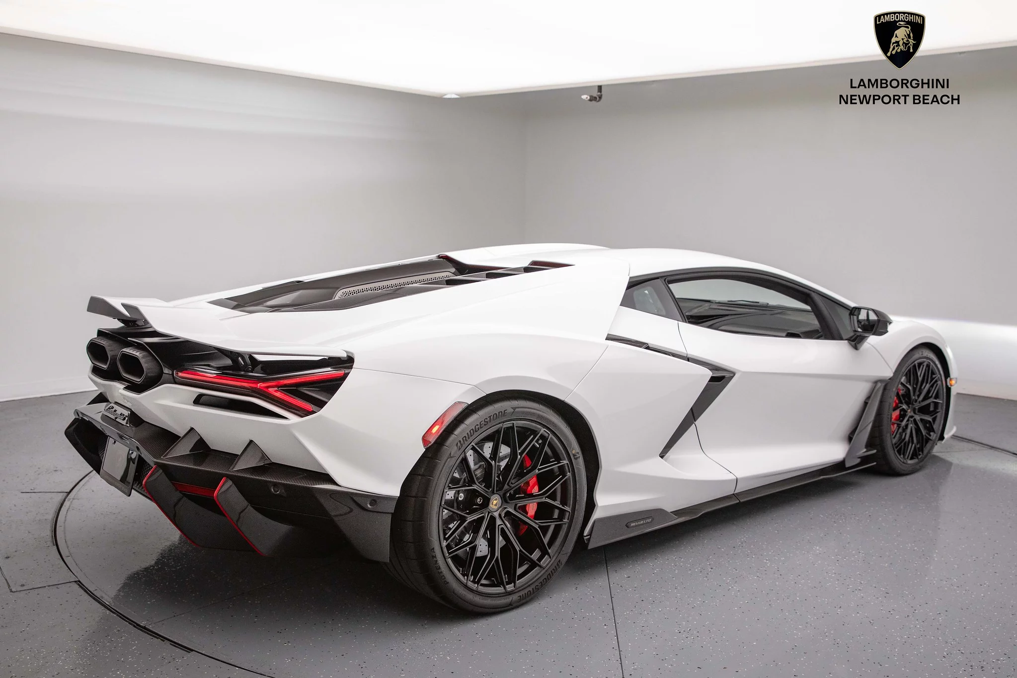 Bianco Asopo Lamborghini Revuelto