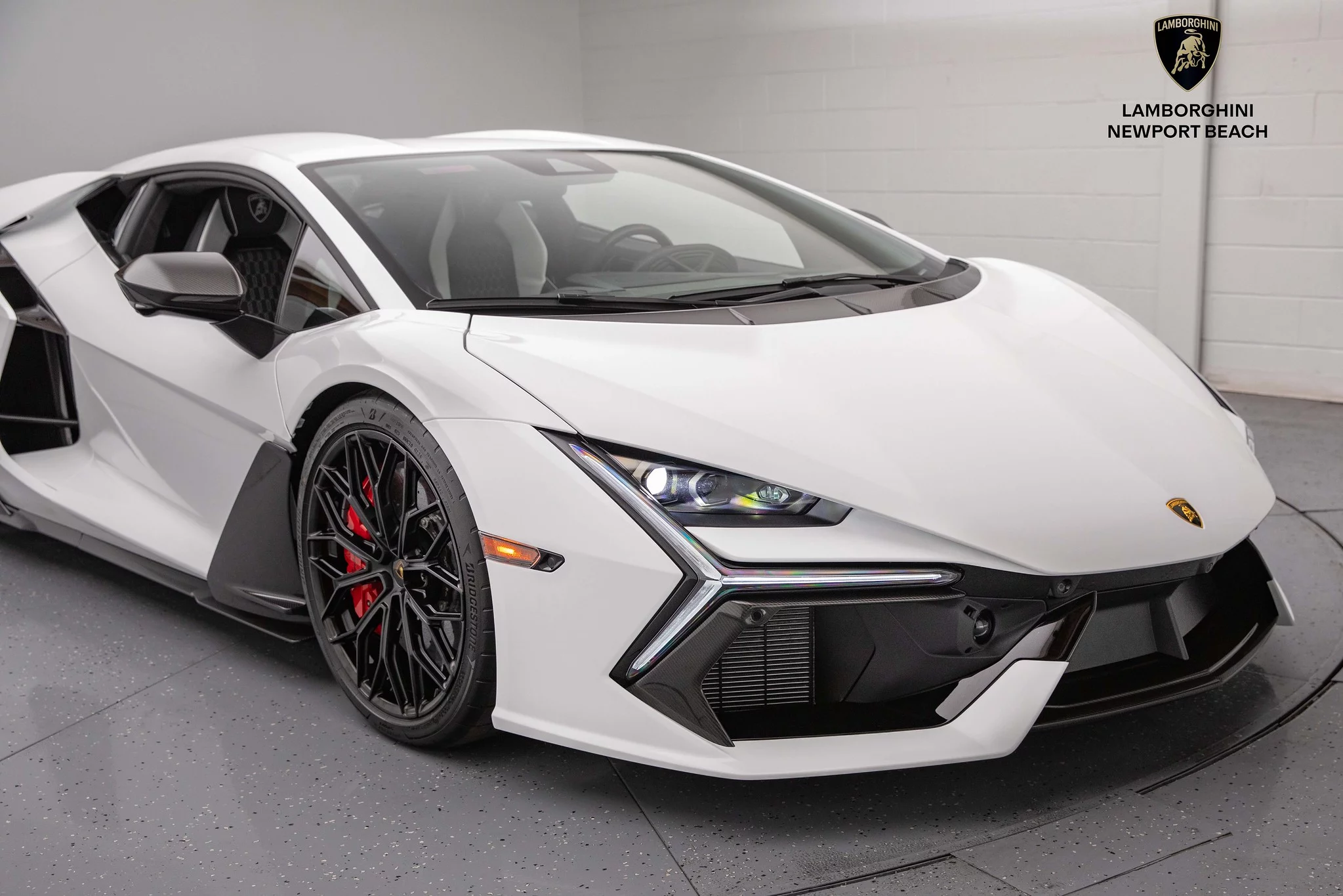 Bianco Asopo Lamborghini Revuelto