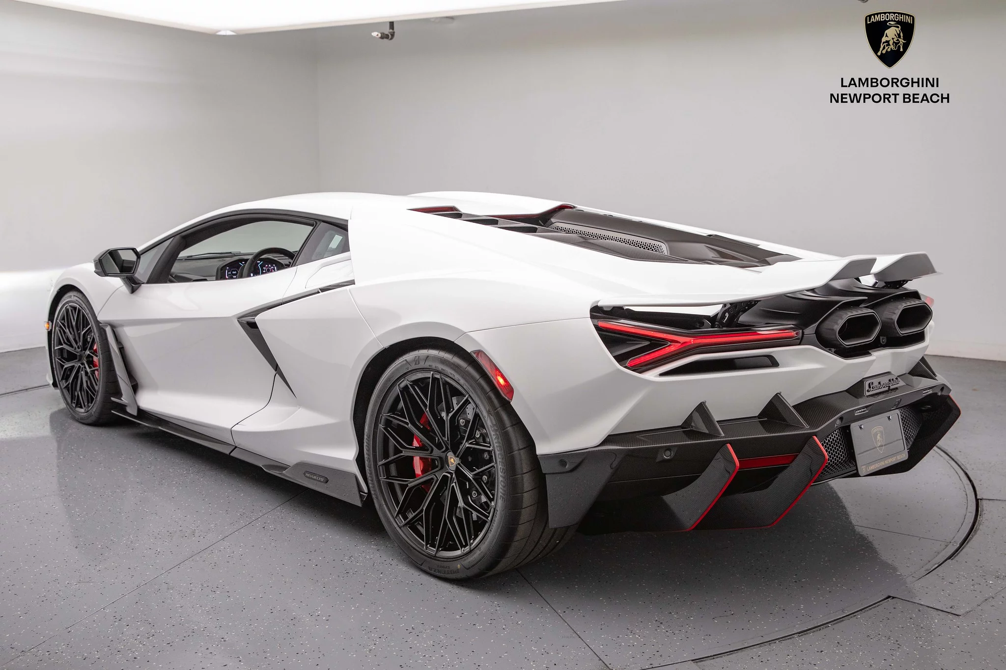 Bianco Asopo Lamborghini Revuelto