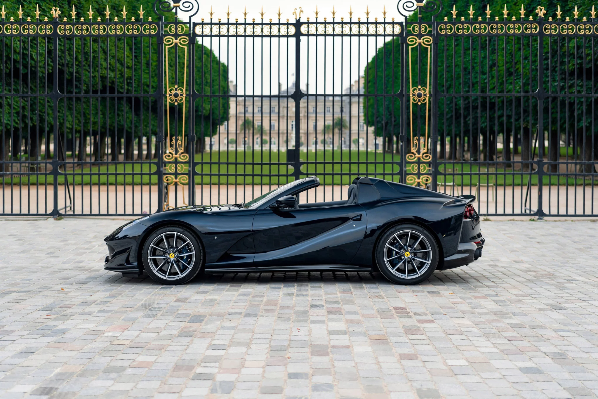 Blu Ultrascuro Ferrari 812