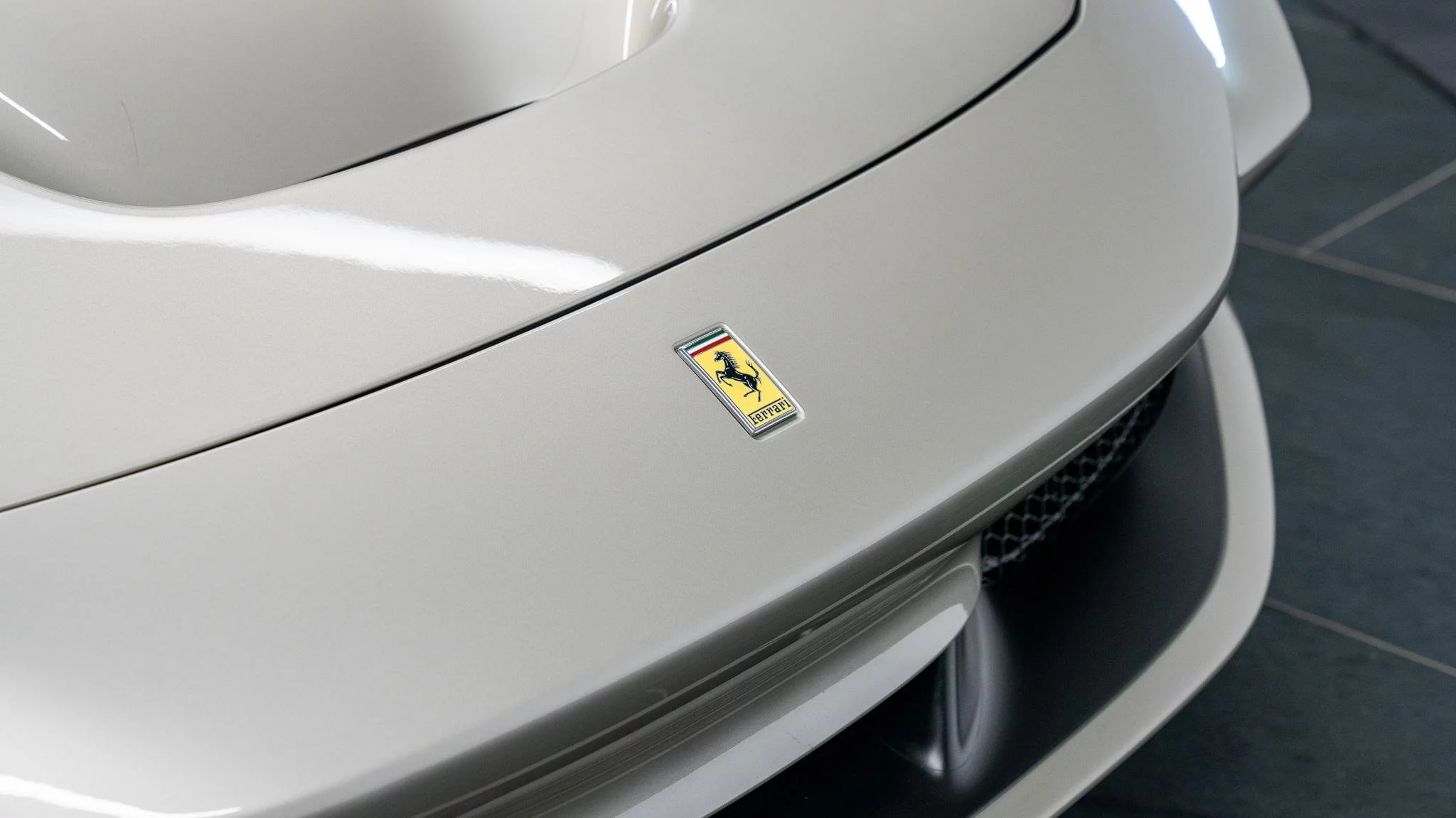 Grigio Ingrid Ferrari F8