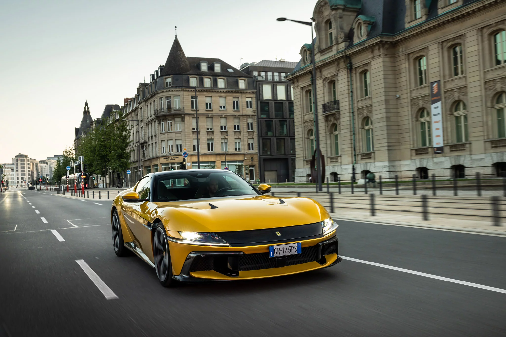 Giallo Montecarlo Ferrari 12Cilindri