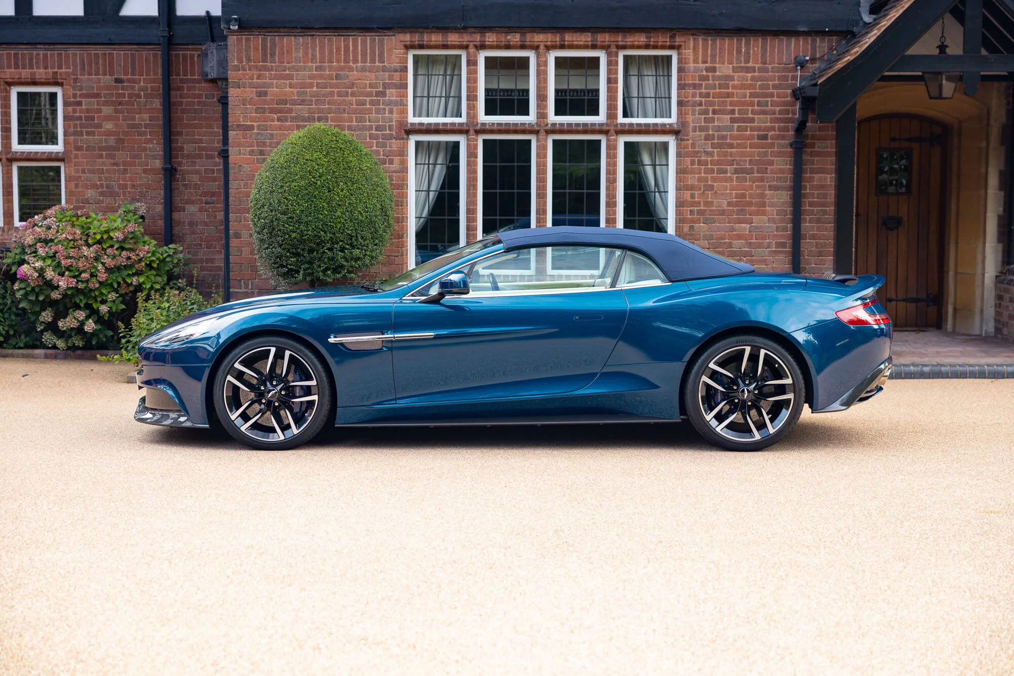 Ocellus Teal Aston Martin Vanquish