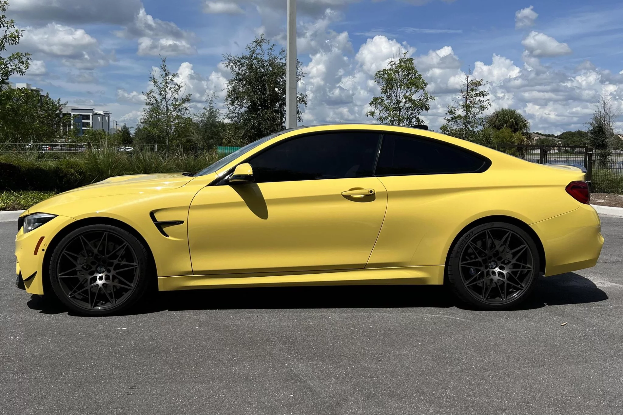 Dakar Yellow II BMW M4