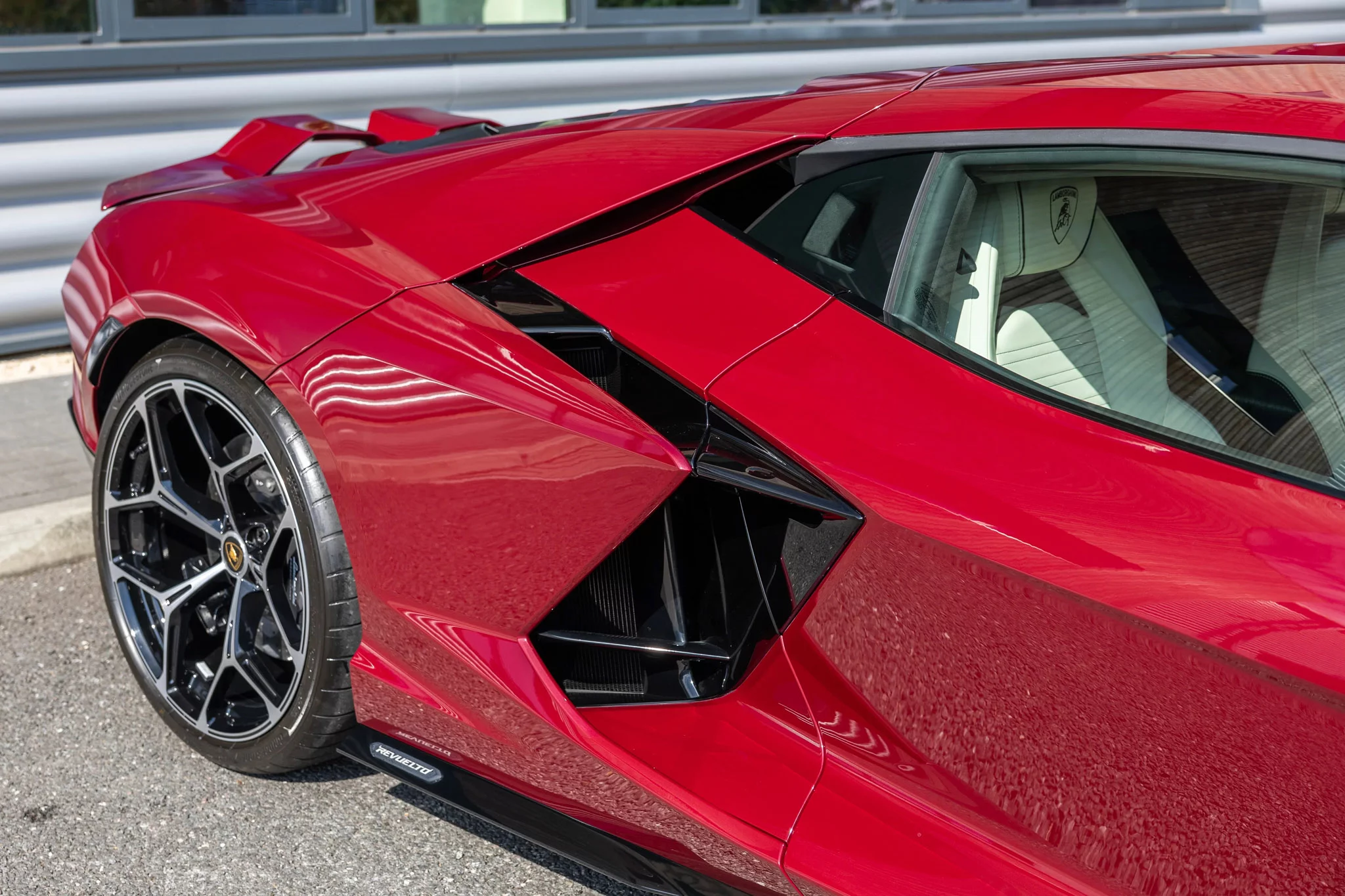 Amaranto Lamborghini Revuelto