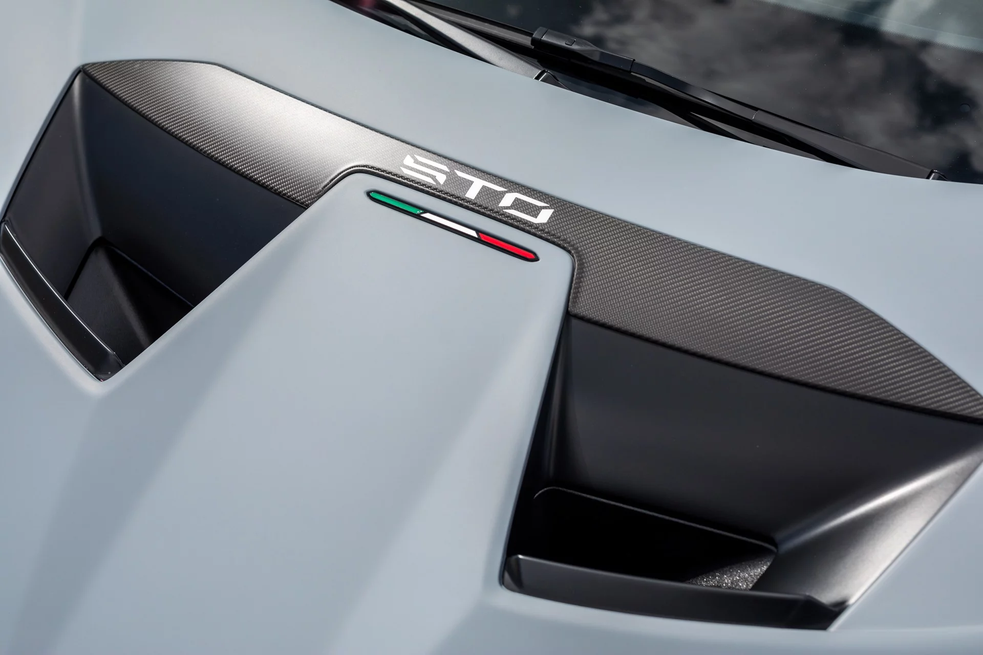 Grigio Acheso Lamborghini Huracán