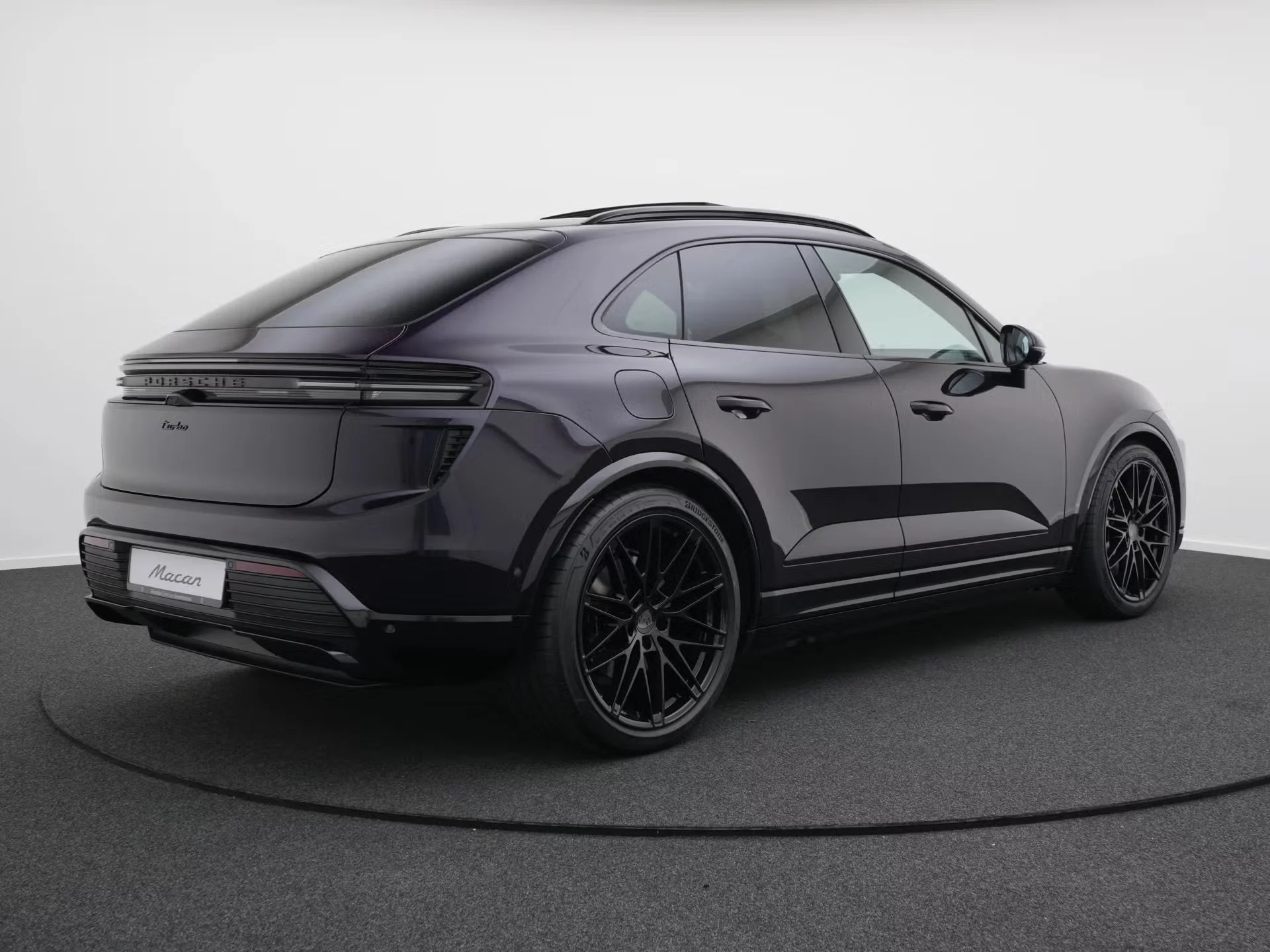 Viola Metallic Porsche Macan Electric