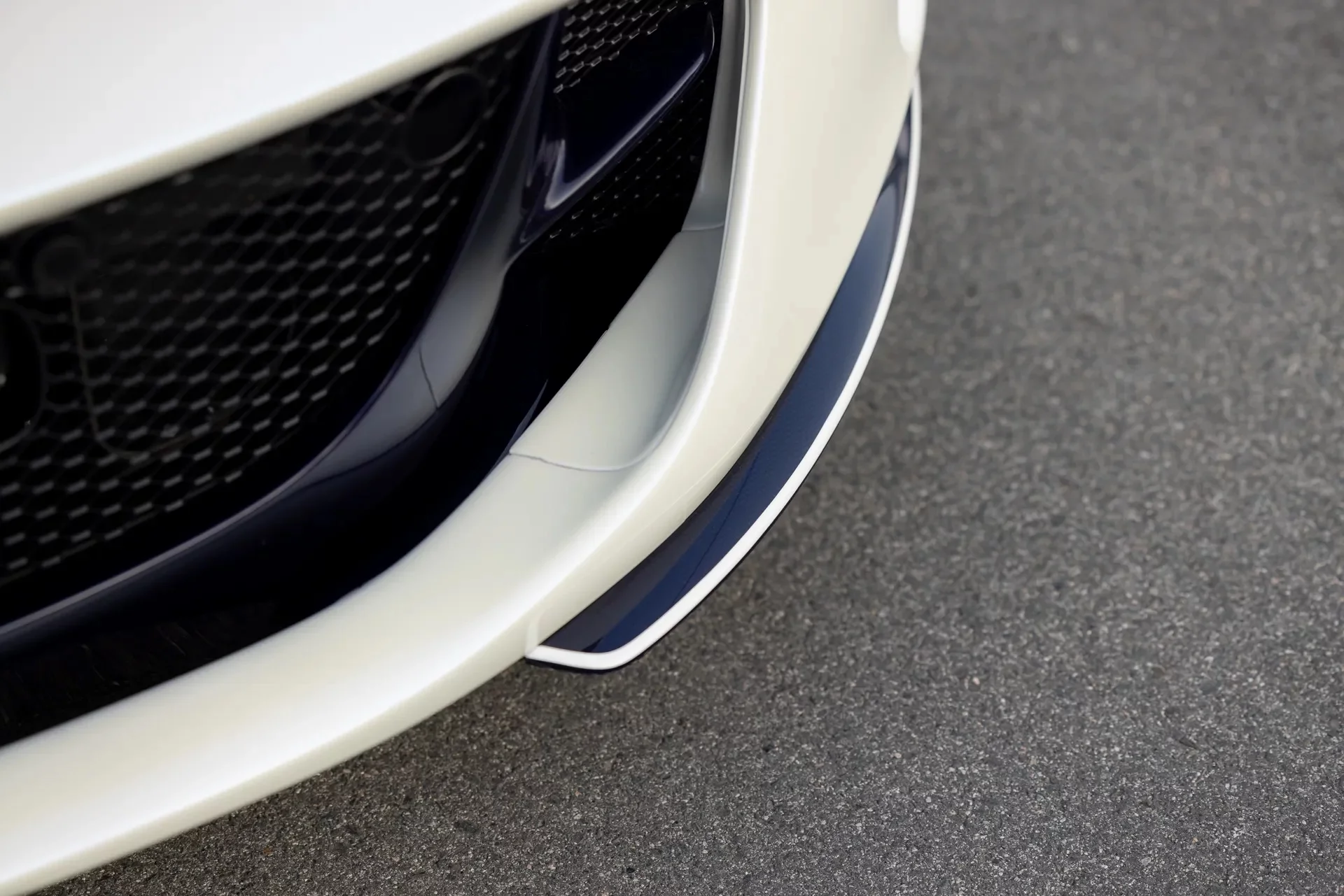 Bianco Birdcage Ferrari 812