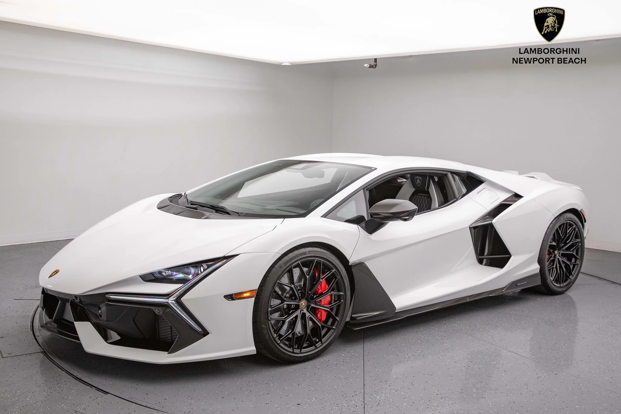 Bianco Asopo Lamborghini Revuelto