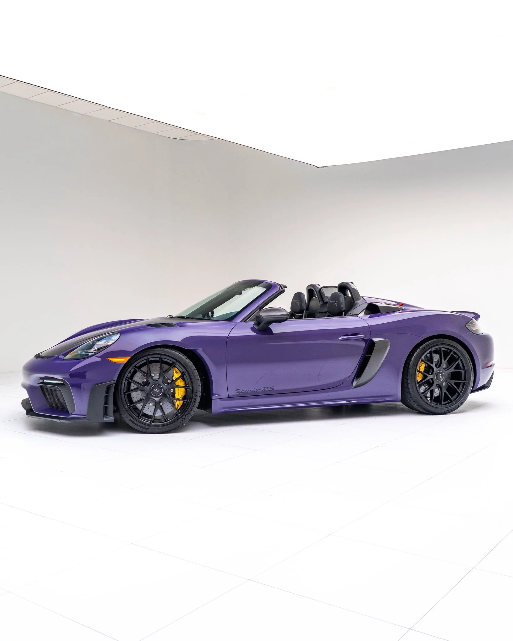 Ultraviolet Porsche 718 Spyder RS